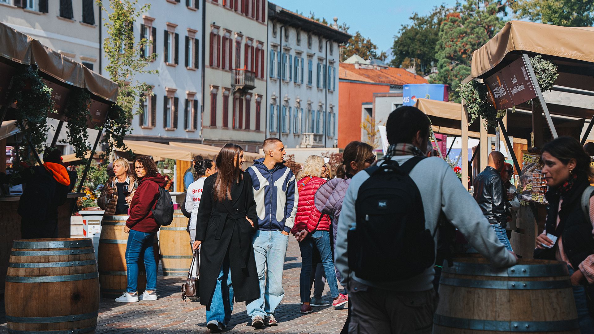 mercato piazza mostra persone
