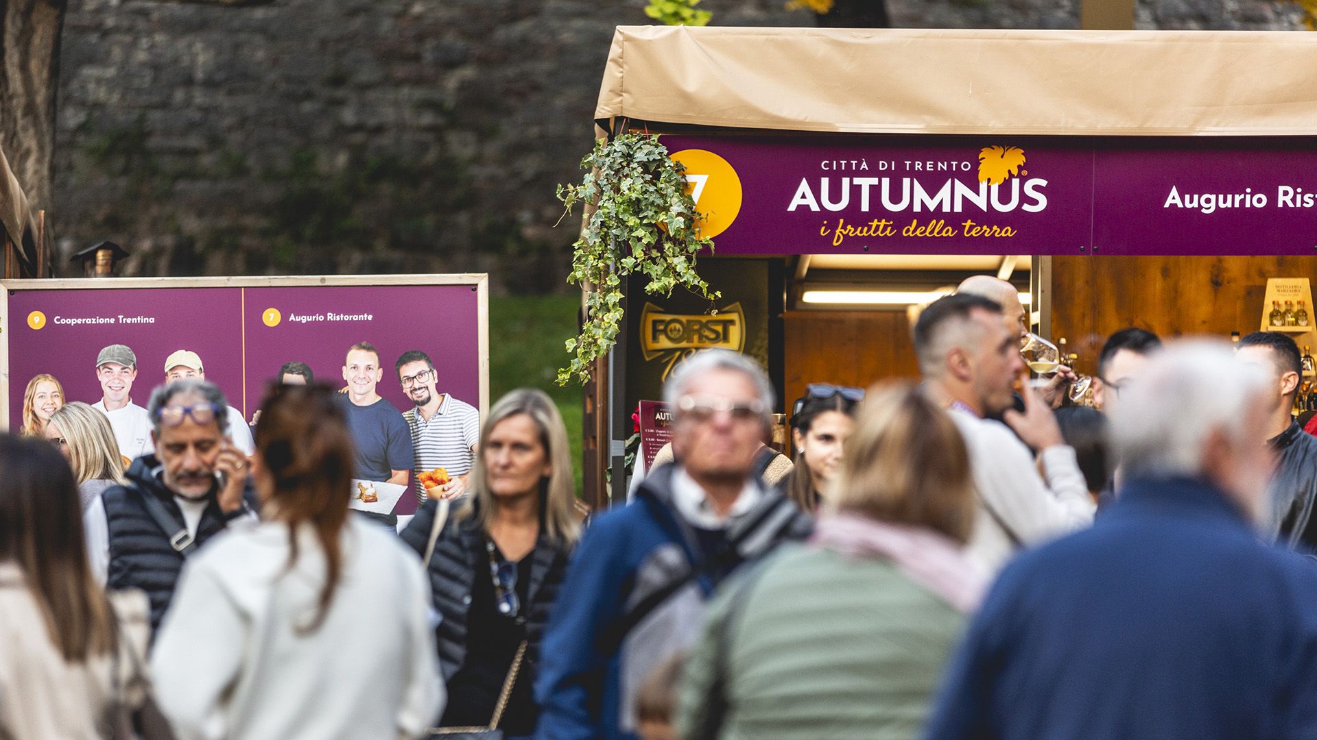 mercato piazza mostra persone espositori condivisione