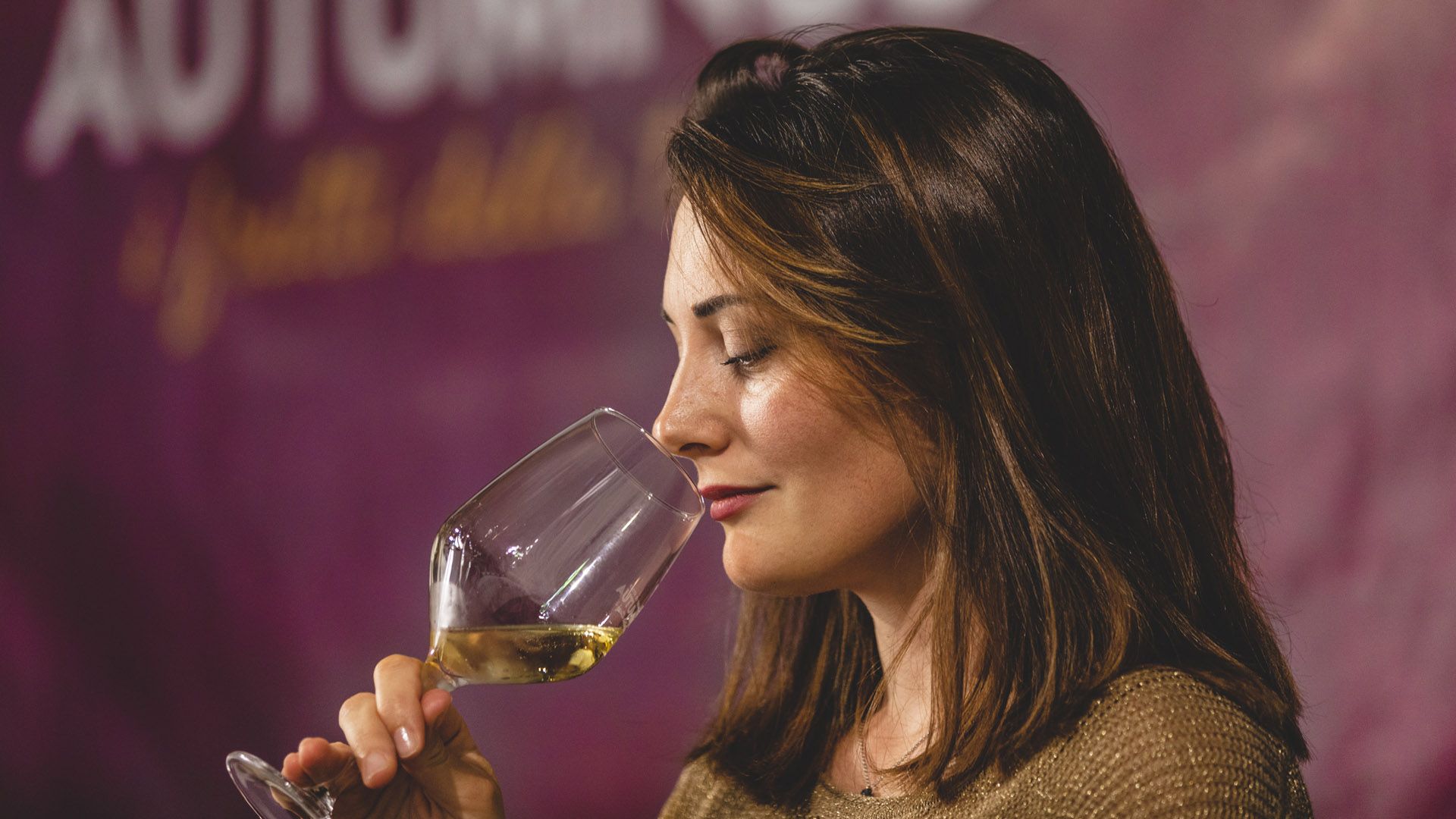 degustazione vino ragazza profumi