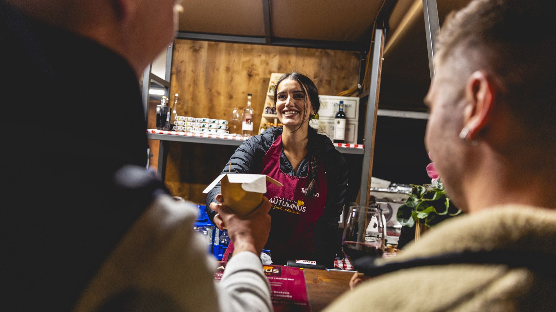 mercato piazza mostra espositori prodotti territorio