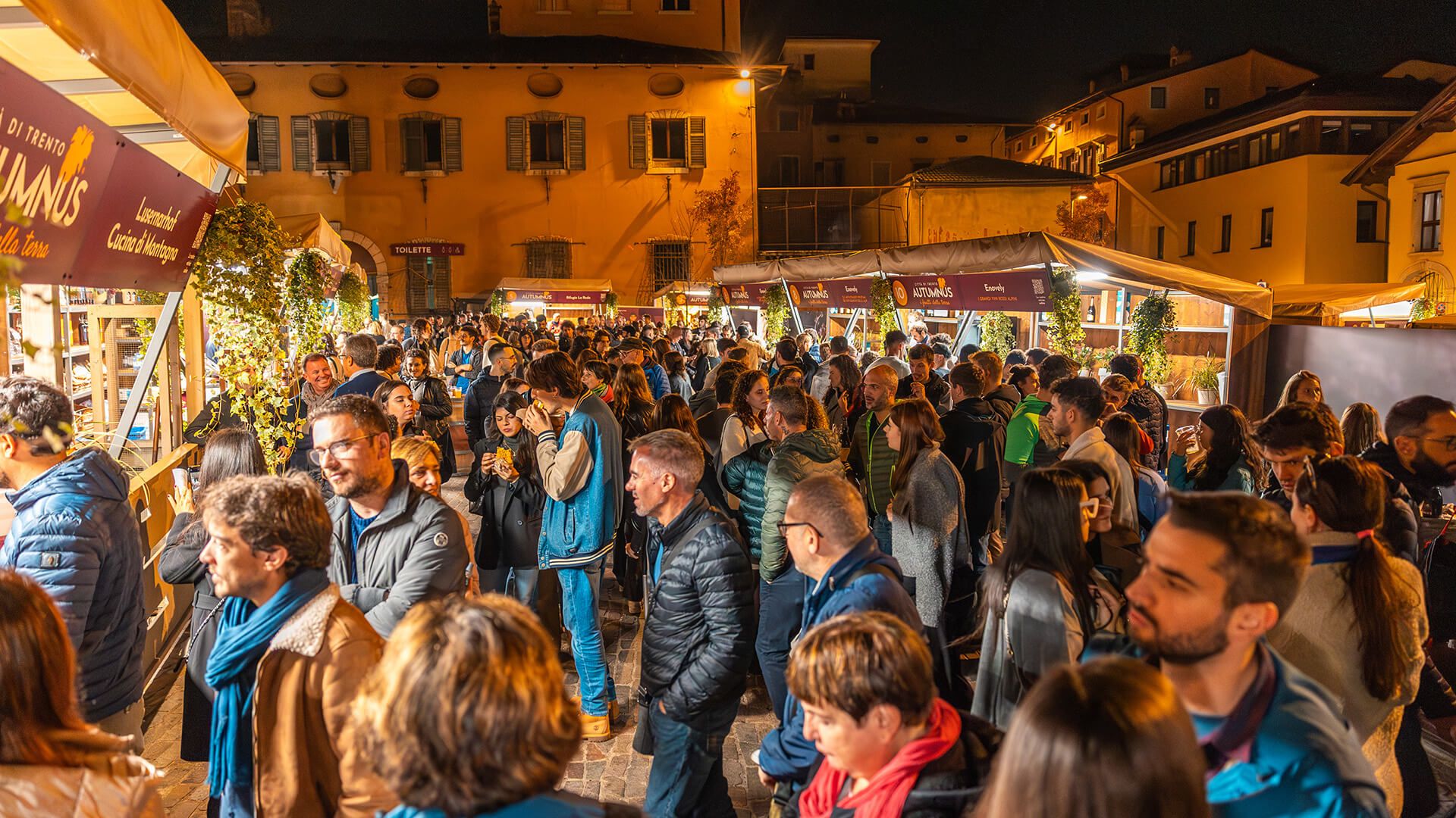   mercato piazza mostra casette