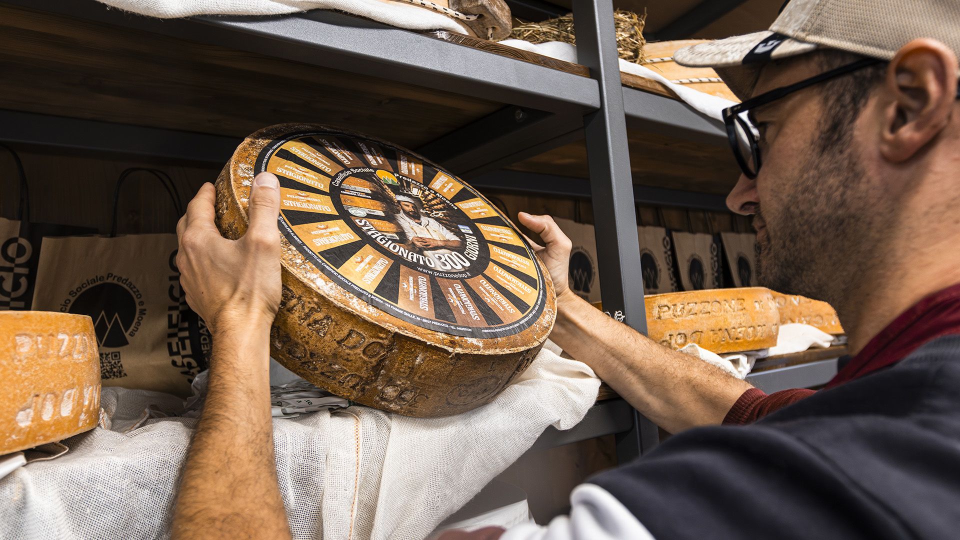 formaggio stagionato puzzone piazza mostra