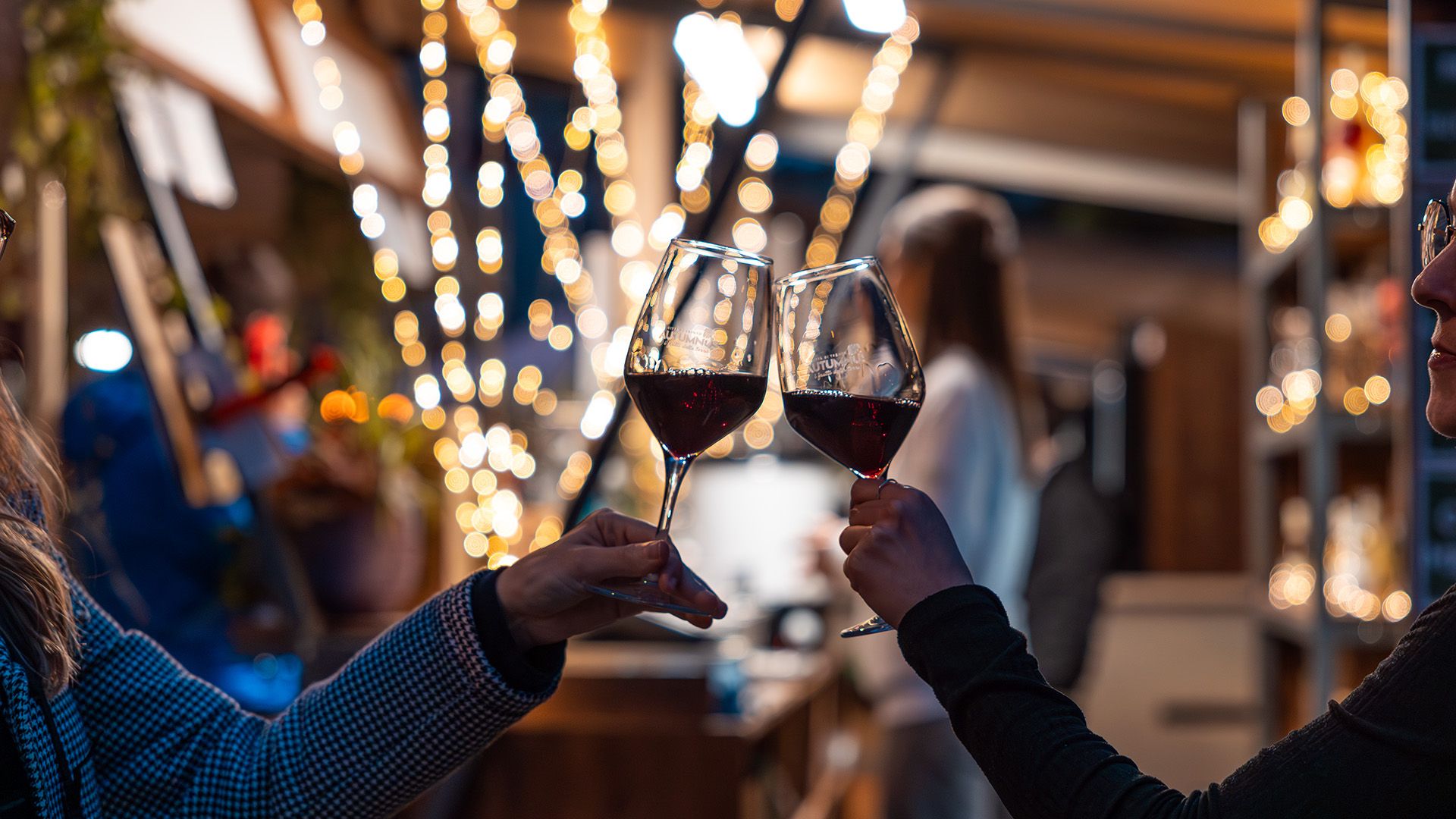 Piazza mostra brindisi vino atmosfera