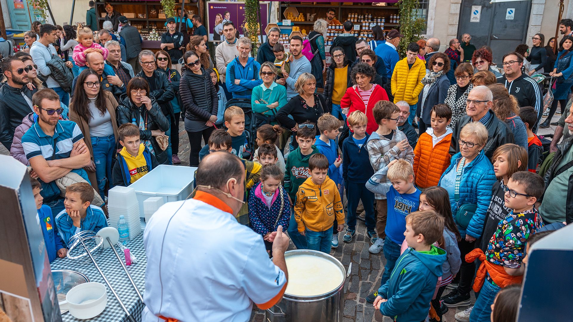 bambini piazza mostra formaggio