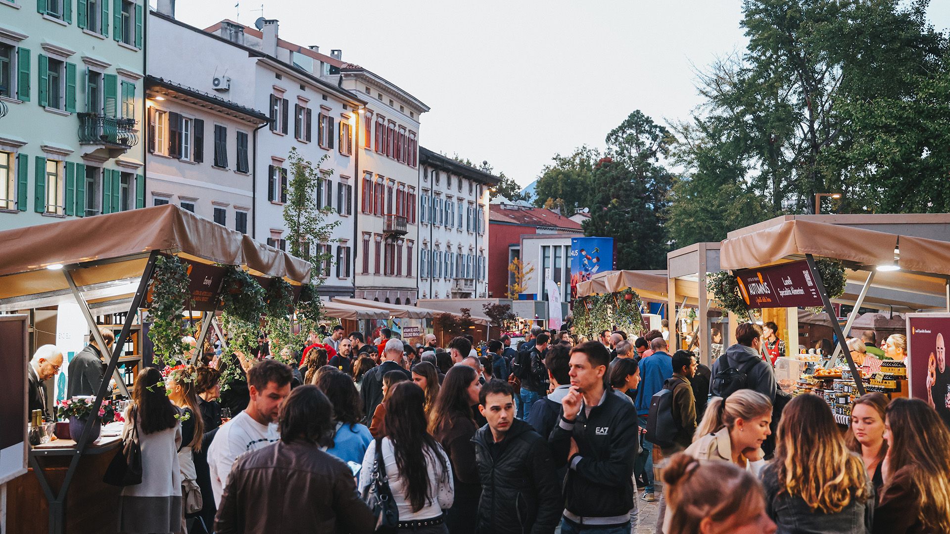 mercato piazza mostra gente persone sera