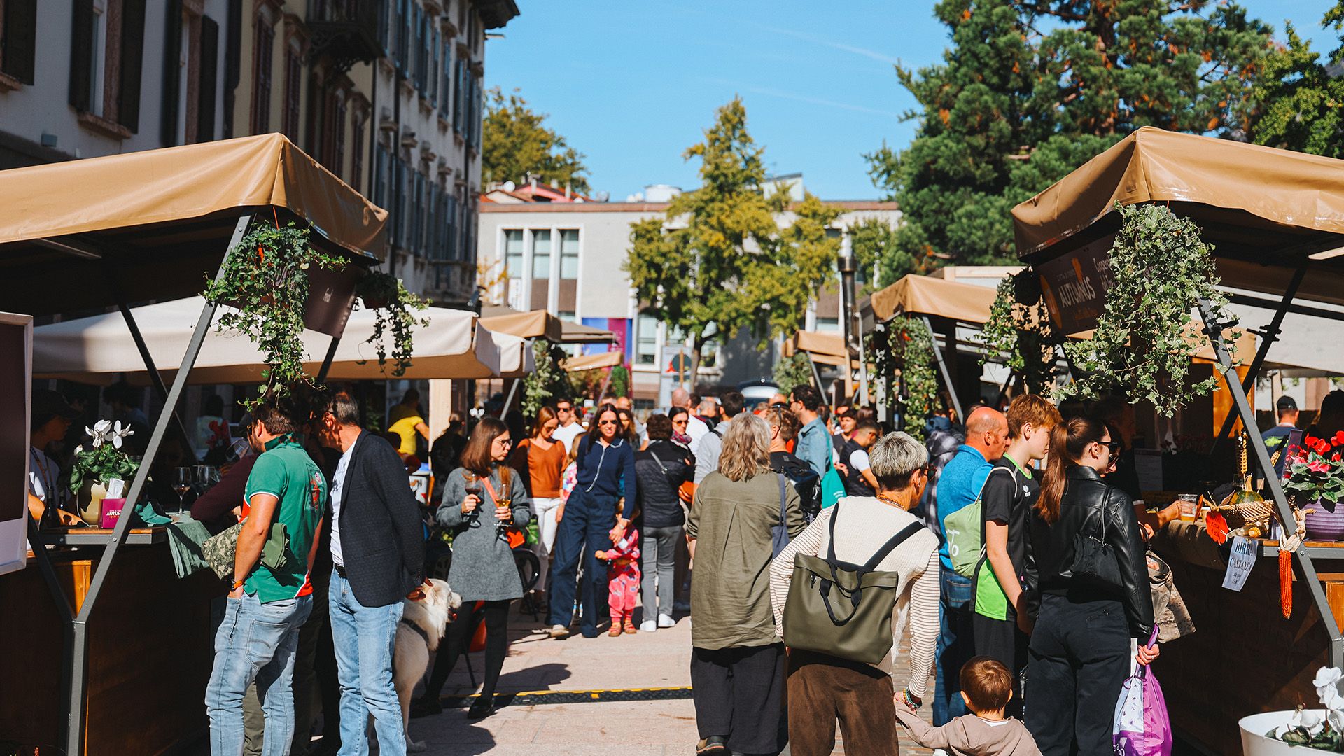 mercato piazza mostra folla casette